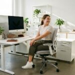 하루 종일 앉아있는 당신, 혹시 ‘거북목’ 아닌가요? 책상 위 건강 사수하기!